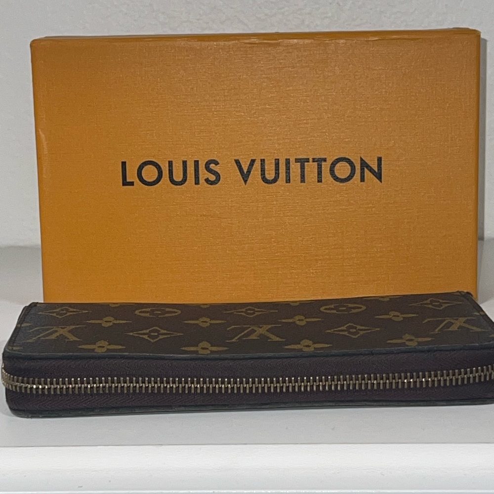 Louis Vuitton - Picture 3 of 4